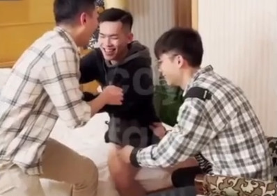 Straight to Gay (异性恋转为同性恋) 1 – Hunting couple of best friends | Engsub